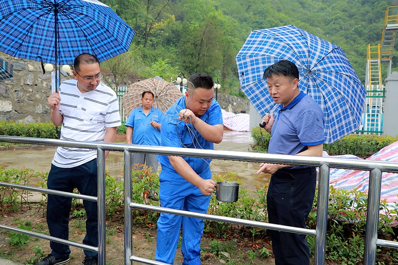熊良虎在镇安污水处置厂调研时指出：以守护人民人民喝上干净的水、安心的水为启程点，助力打好碧水保卫战